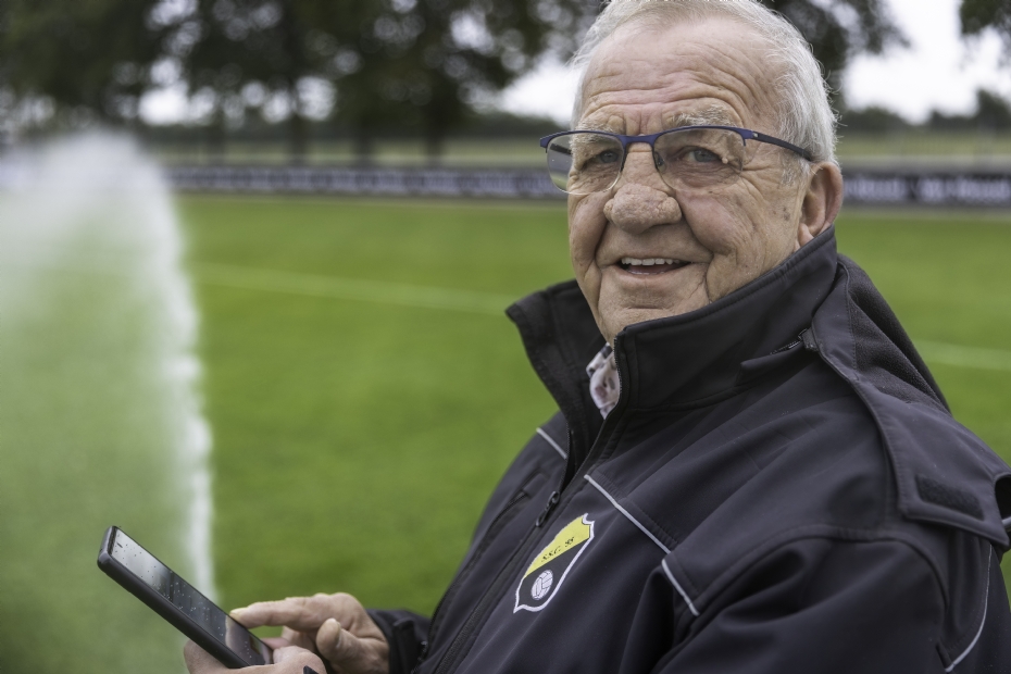 Sportvrijwilliger Ton Metzke is geen 'grasmaaier met een sleutelbos'; hij is de link tussen velden en toekomstvisie. Hij bewaakt de kwaliteit, veiligheid en bespeelbaarheid van de velden, is aanspreekpunt voor de gemeente en aannemers en vertaalt technische innovaties naar praktische oplossingen.