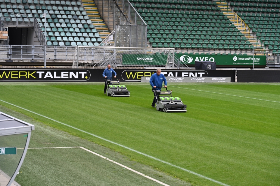 Bo Videler (l.) en Danny Nieuwenburg maaien de ADO-mat schoon met de Aletts.